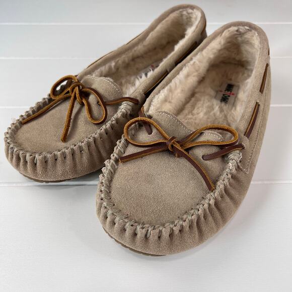 Minnetonka Suid Women's Cally Faux Fur Slipper Stone Beige size 10 moccasin - Picture 1 of 7